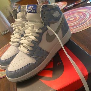 Air Jordan 1 Retro Hyper Royal